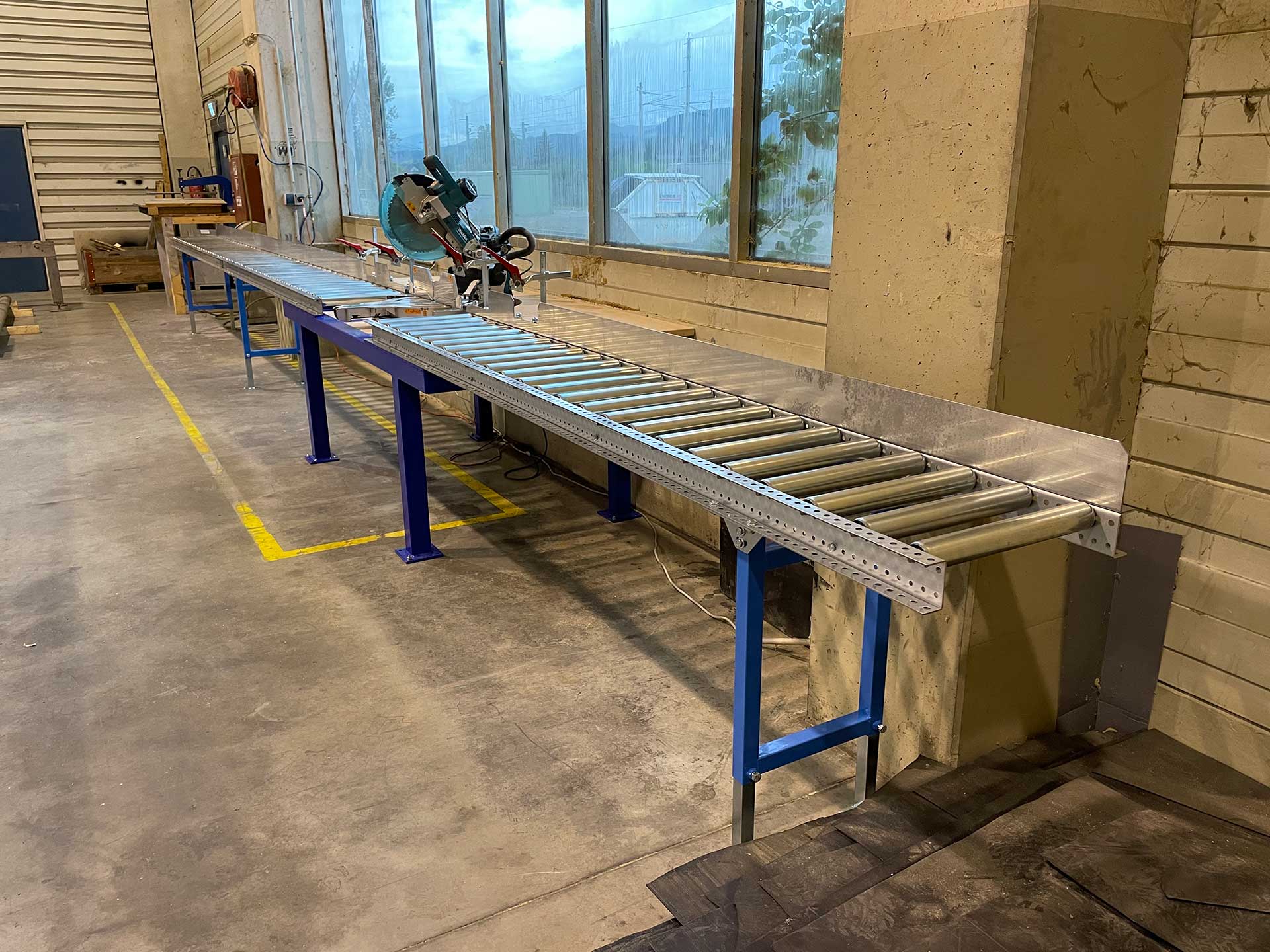 Fertige Sägestation mit Rollgang